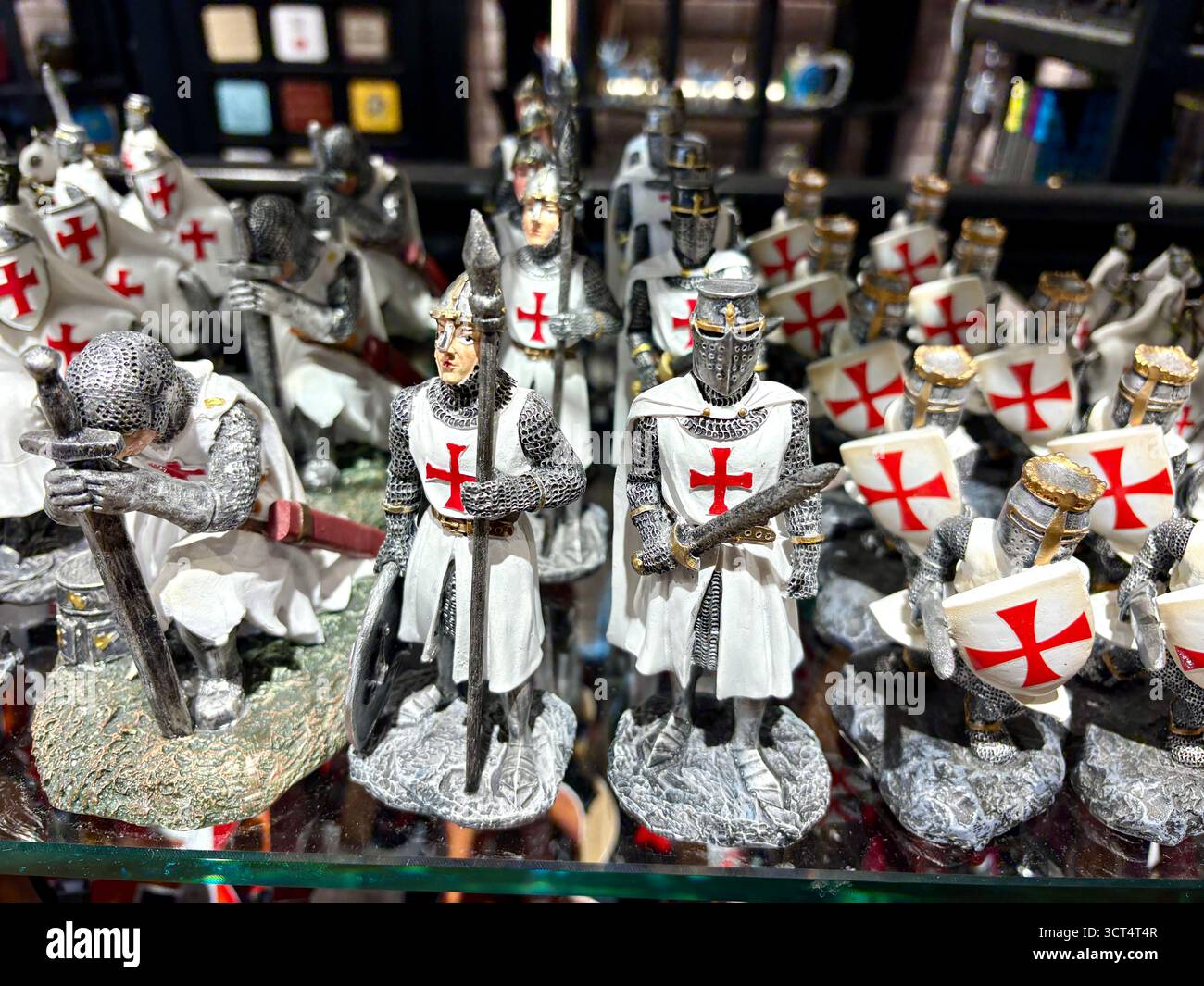 London England Souvenirs, Modelle englischer Ritter aus dem Mittelalter mit dem Kreuz St. George auf ihrer Rüstung - Smartphone-aufgenommenes Stockfoto