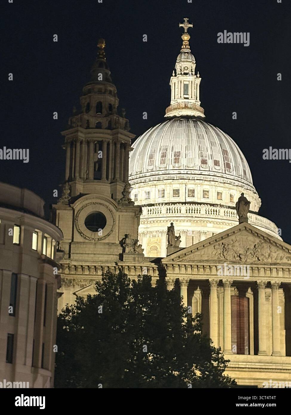 St. Pauls Cathedral Kuppel bei Nacht gesehen, Kathedrale Kuppel vor dunklem Nachthimmel, London, England, Großbritannien - Smartphone-aufgenommenes Stockfoto
