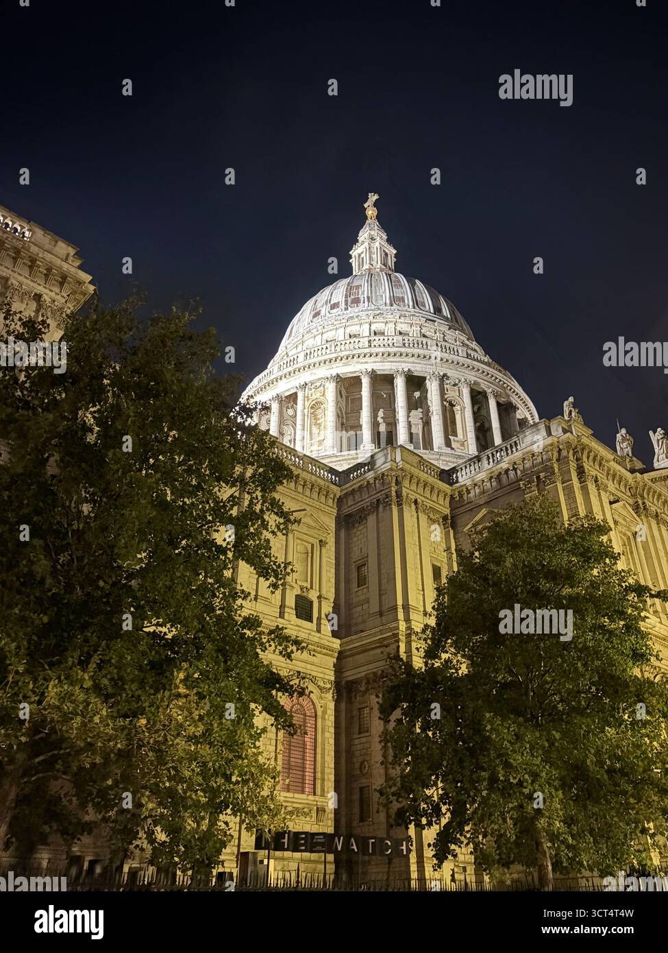 St. Pauls Cathedral Kuppel bei Nacht gesehen, Kathedrale Kuppel vor dunklem Nachthimmel, London, England, Großbritannien - Smartphone-aufgenommenes Stockfoto