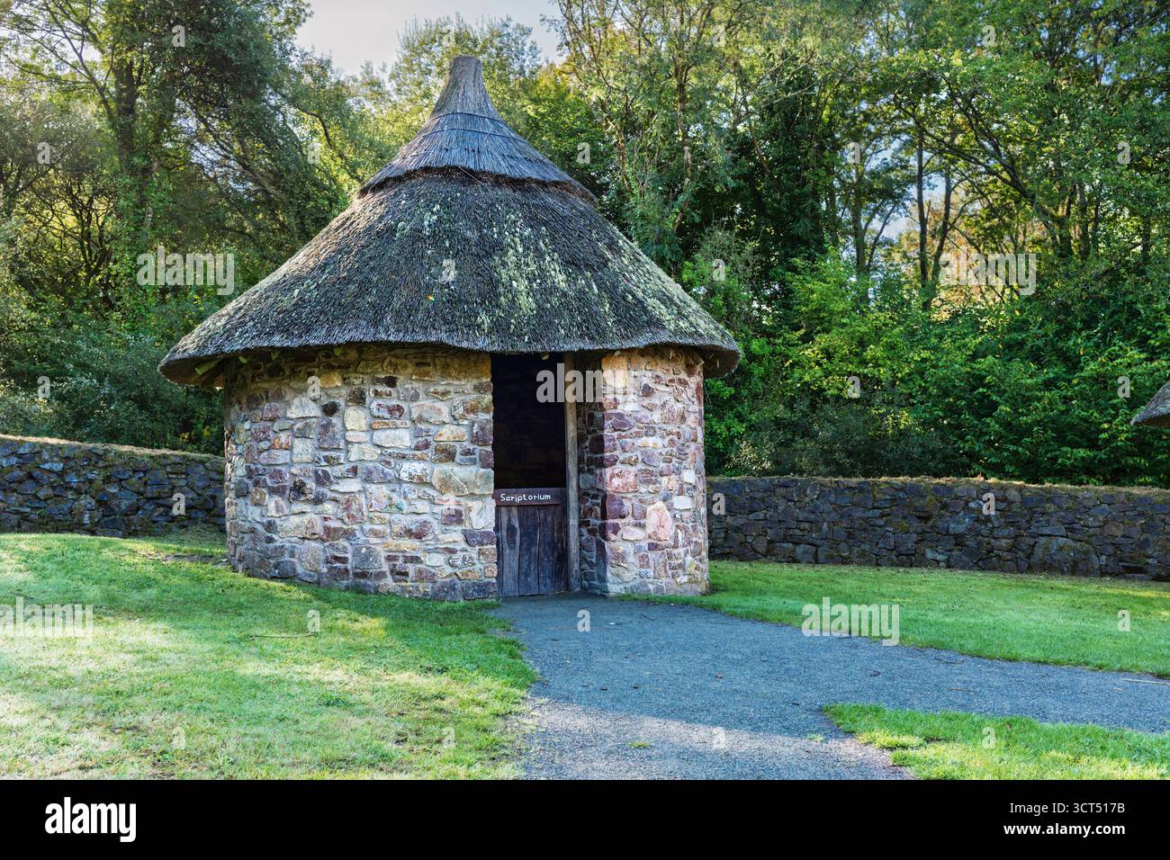 Historisches Scriptorium-Gebäude, runde Steinmauern, konisches Strohdach, Blick auf die Landschaft, Irish National Heritage Park. Stockfoto