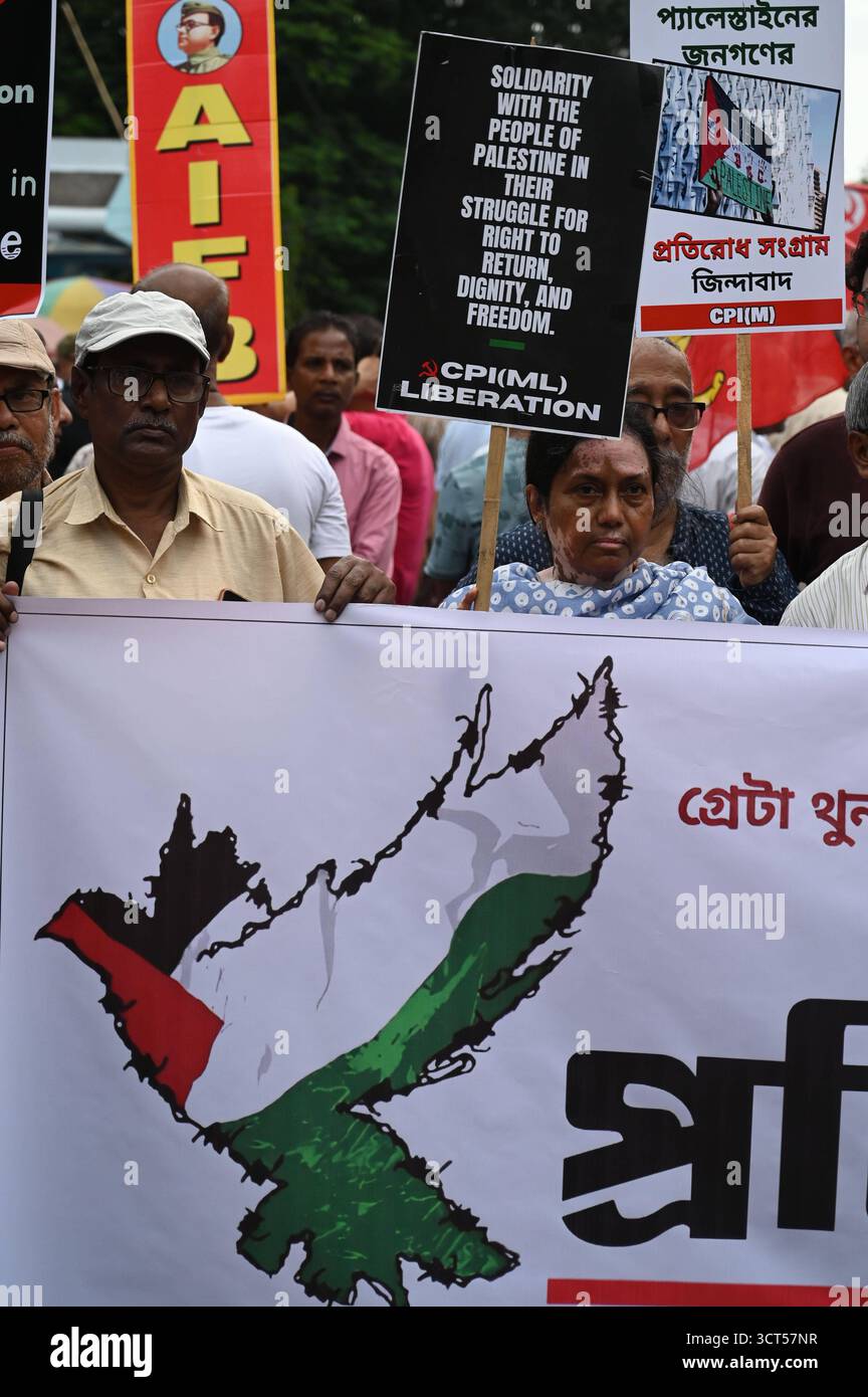 KOLKATA, INDIEN - 4. OKTOBER: Anhänger der Linken Front und verschiedener linker Parteien veranstalteten eine Kundgebung, um ihre Solidarität mit dem palästinensischen Volk zu bekunden und sich gegen die Angriffe Israels am 4. Oktober 2025 in Kalkutta, Indien, zu wehren. Foto: Samir Jana/Hindustan Times Linke Parties nehmen eine Demonstration auf, in der israelische Angriffe auf Palästina in Kalkutta verurteilt werden Stockfoto