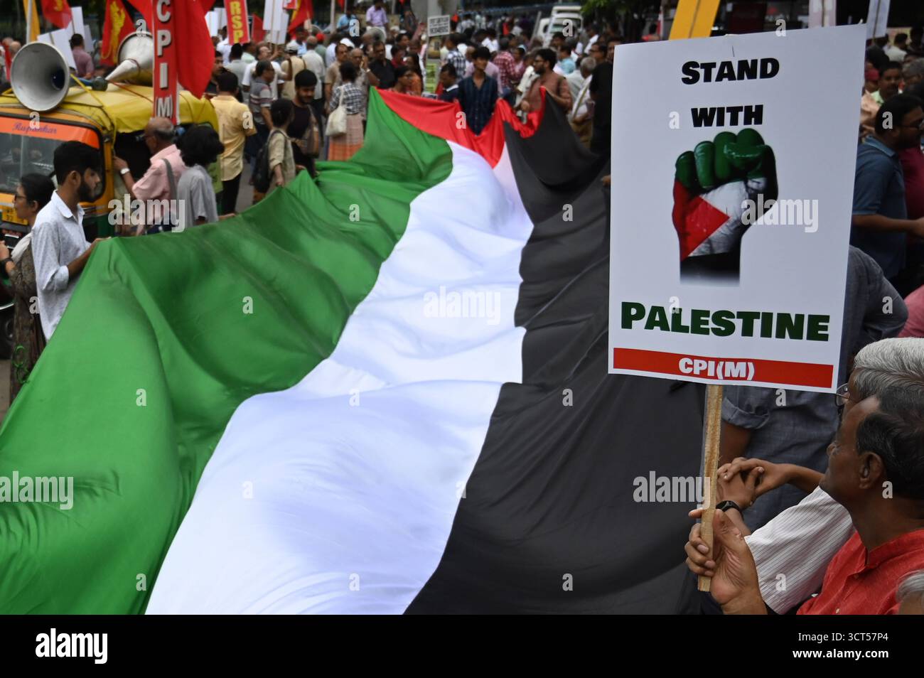 KOLKATA, INDIEN - 4. OKTOBER: Anhänger der Linken Front und verschiedener linker Parteien veranstalteten eine Kundgebung, um ihre Solidarität mit dem palästinensischen Volk zu bekunden und sich gegen die Angriffe Israels am 4. Oktober 2025 in Kalkutta, Indien, zu wehren. Foto: Samir Jana/Hindustan Times Linke Parties nehmen eine Demonstration auf, in der israelische Angriffe auf Palästina in Kalkutta verurteilt werden Stockfoto