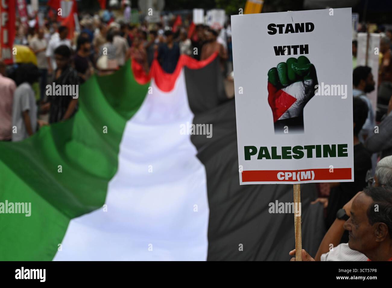 KOLKATA, INDIEN - 4. OKTOBER: Anhänger der Linken Front und verschiedener linker Parteien veranstalteten eine Kundgebung, um ihre Solidarität mit dem palästinensischen Volk zu bekunden und sich gegen die Angriffe Israels am 4. Oktober 2025 in Kalkutta, Indien, zu wehren. Foto: Samir Jana/Hindustan Times Linke Parties nehmen eine Demonstration auf, in der israelische Angriffe auf Palästina in Kalkutta verurteilt werden Stockfoto