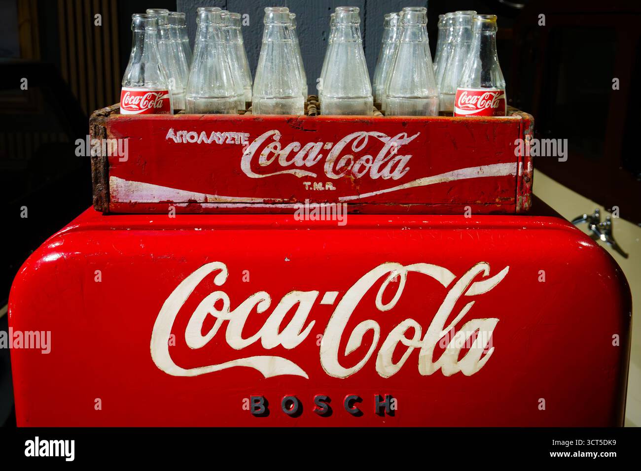 Alter Coca Cola Coke Werbe-Kühlschrank mit klassischen, leeren Cola-Flaschen. Zypern Stockfoto