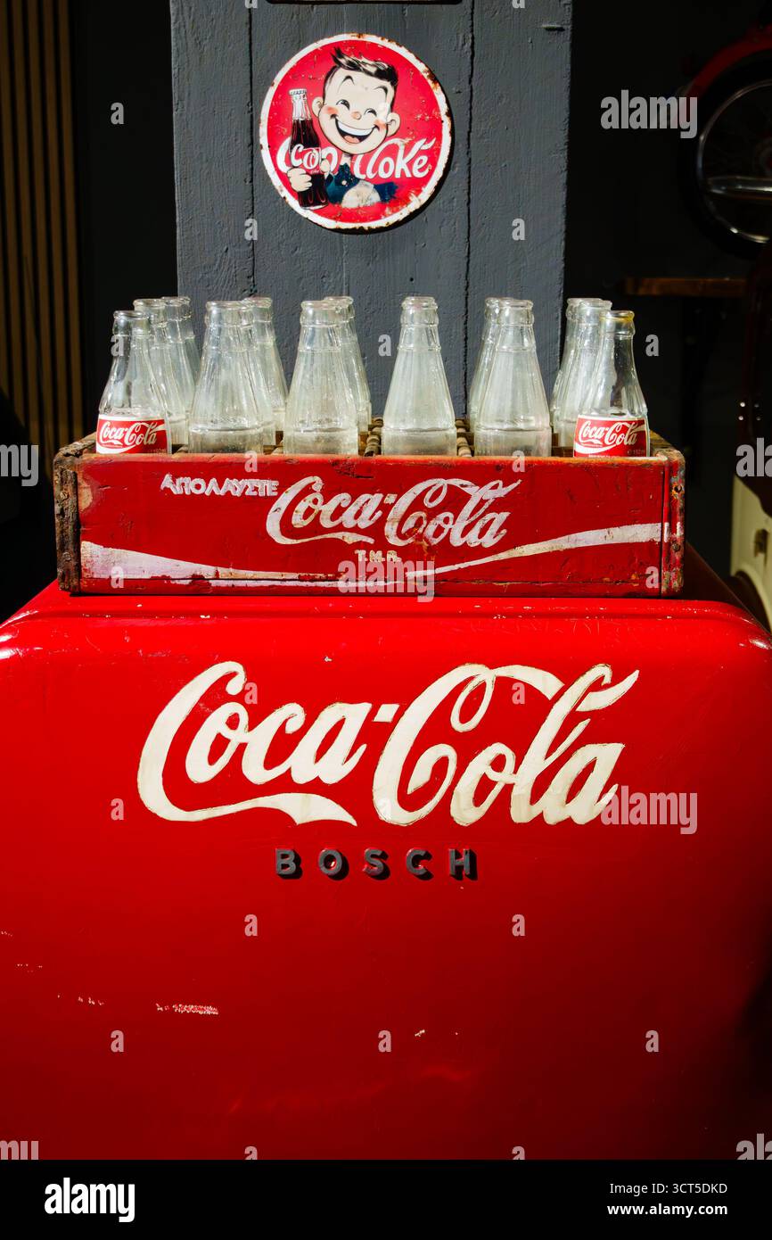 Alter Coca Cola Coke Werbe-Kühlschrank mit klassischen, leeren Cola-Flaschen. Zypern Stockfoto