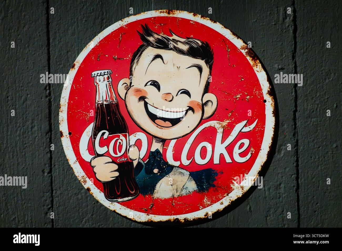 Kopieren Sie gefälschte Cola Coke 1950er Jahre Stil rundes Schild mit lächelndem Jungen. Zypern Stockfoto