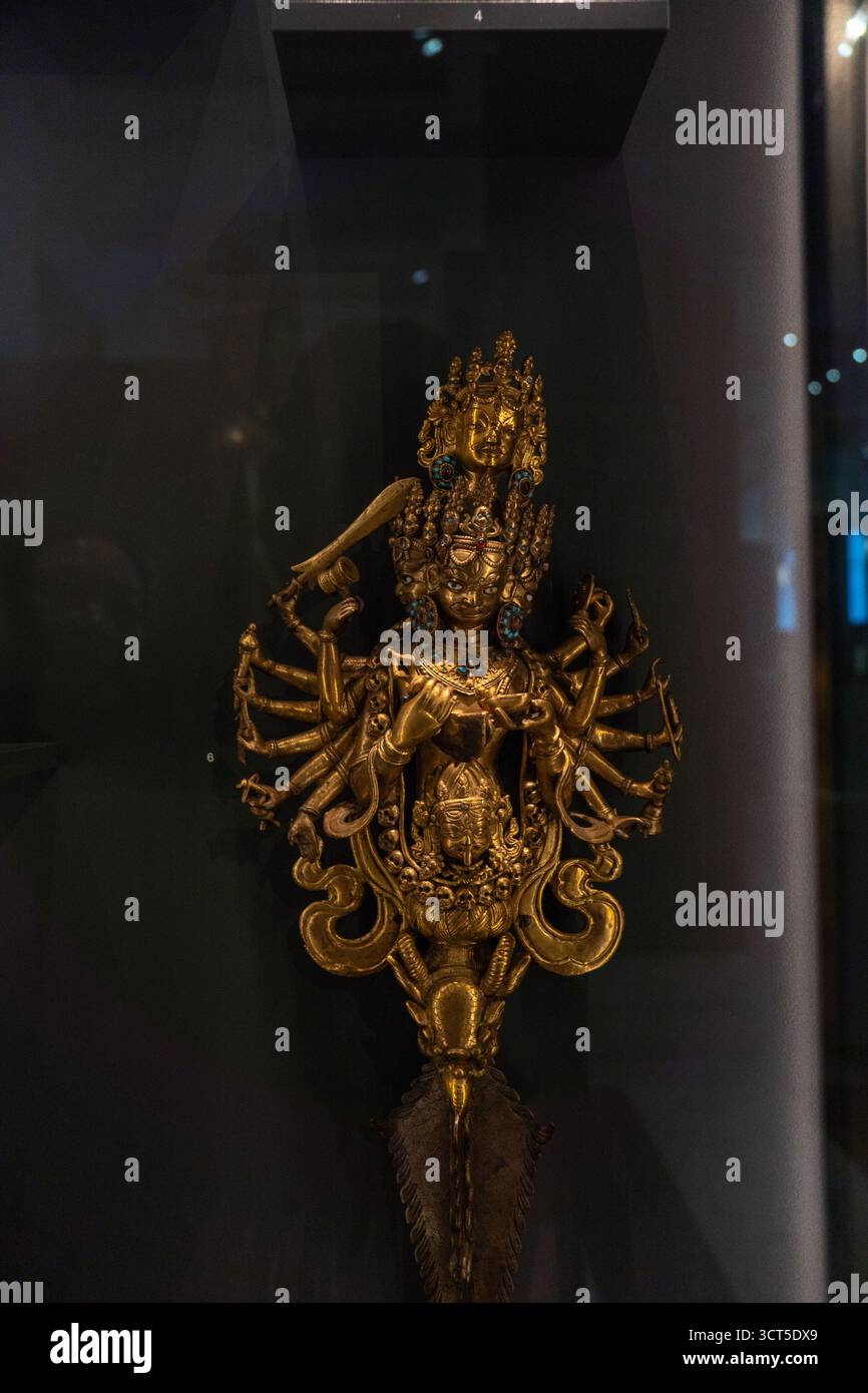 Goldene Statue der hinduistischen Göttin Durga im Museum Stockfoto