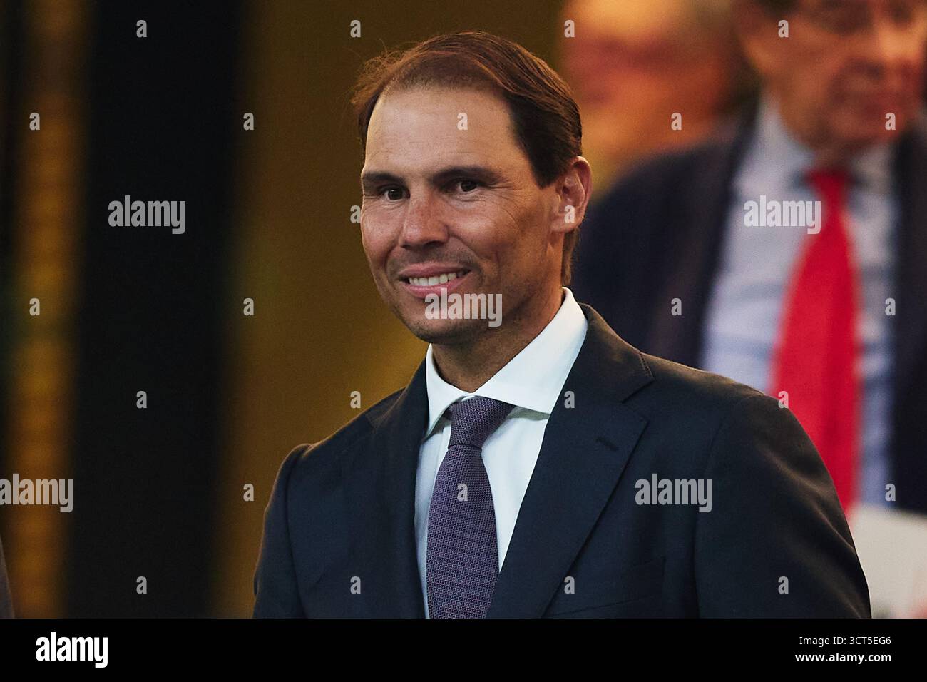 MADRID, SPANIEN - 04. OKTOBER: Der ehemalige Tennisspieler Rafael Nadal wird vor dem LaLiga EA Sports Spiel zwischen Real Madrid CF und Villarreal CF am 4. Oktober 2025 im Estadio Santiago Bernabeu in Madrid, Spanien, auf den Tribünen gesehen. (Foto: QSP) Guthaben: QSP/Alamy Live News Stockfoto