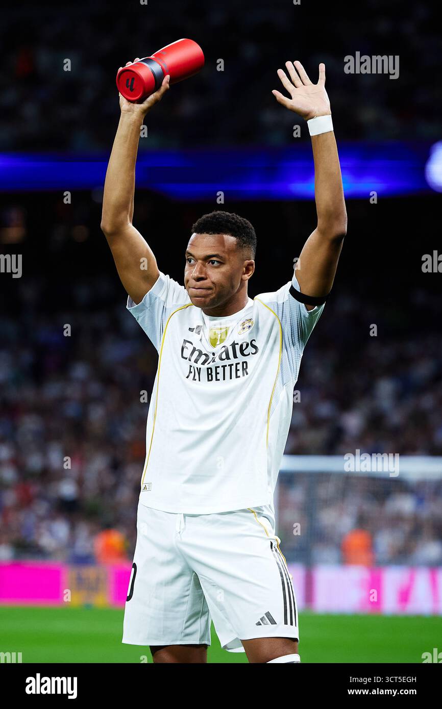 MADRID, SPANIEN - 04. OKTOBER: Kylian Mbappe von Real Madrid posiert mit der Trophäe LaLiga Spieler des Monats vor dem LaLiga EA Sports Match zwischen Real Madrid CF und Villarreal CF im Estadio Santiago Bernabeu am 4. Oktober 2025 in Madrid. (Foto: QSP) Guthaben: QSP/Alamy Live News Stockfoto