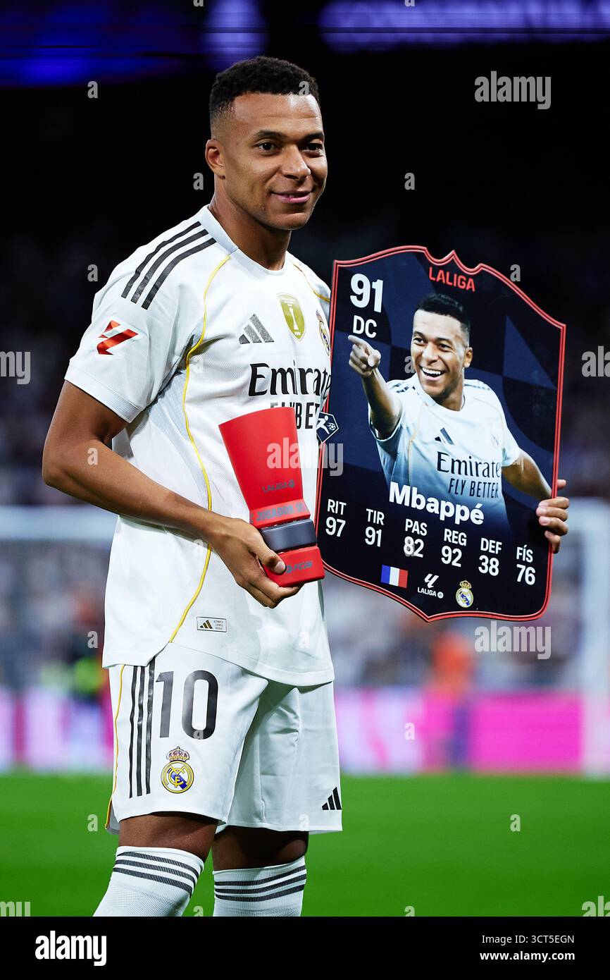 MADRID, SPANIEN - 04. OKTOBER: Kylian Mbappe von Real Madrid posiert mit der Trophäe LaLiga Spieler des Monats vor dem LaLiga EA Sports Match zwischen Real Madrid CF und Villarreal CF im Estadio Santiago Bernabeu am 4. Oktober 2025 in Madrid. (Foto: QSP) Guthaben: QSP/Alamy Live News Stockfoto