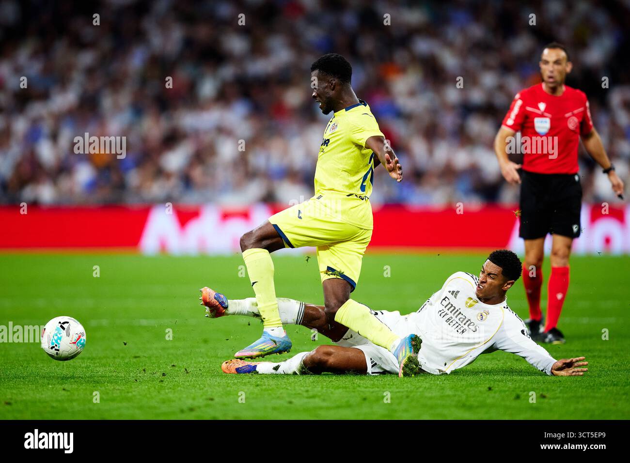 MADRID, SPANIEN - 04. OKTOBER: Jude Bellingham von Real Madrid tritt am 4. Oktober 2025 im Estadio Santiago Bernabeu in Madrid um den Ball an. (Foto: QSP) Guthaben: QSP/Alamy Live News Stockfoto