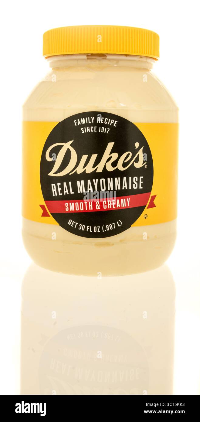 Winneconne, WI - 4. Oktober 2025: Eine Flasche Dukes Real Mayonnaise auf einem isolierten Hintergrund. Stockfoto