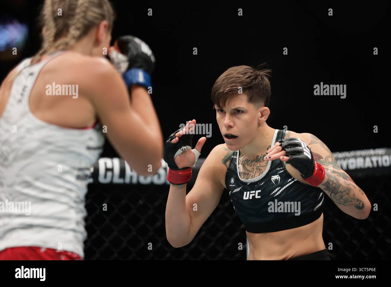 Las Vegas, USA. Oktober 2025. LAS VEGAS, NEVADA – 04. OKTOBER: Macy Chiasson und Yana Santos kämpfen am 4. Oktober 2025 in der T-Mobile Arena in Las Vegas. (Foto: Alejandro Salazar/PXImages) Credit: PX Images/Alamy Live News Stockfoto