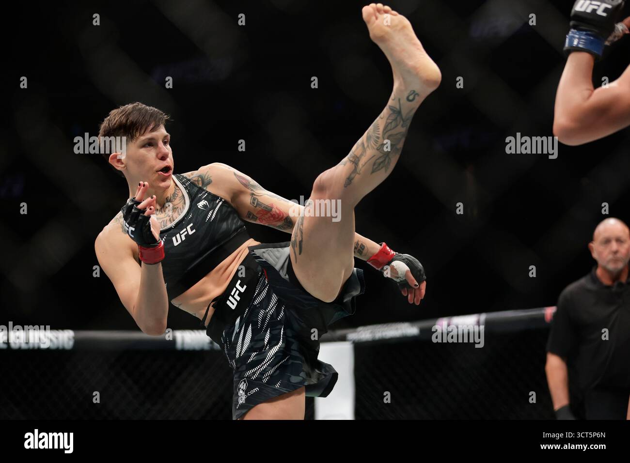 Las Vegas, USA. Oktober 2025. LAS VEGAS, NEVADA – 04. OKTOBER: Macy Chiasson und Yana Santos kämpfen am 4. Oktober 2025 in der T-Mobile Arena in Las Vegas. (Foto: Alejandro Salazar/PXImages) Credit: PX Images/Alamy Live News Stockfoto