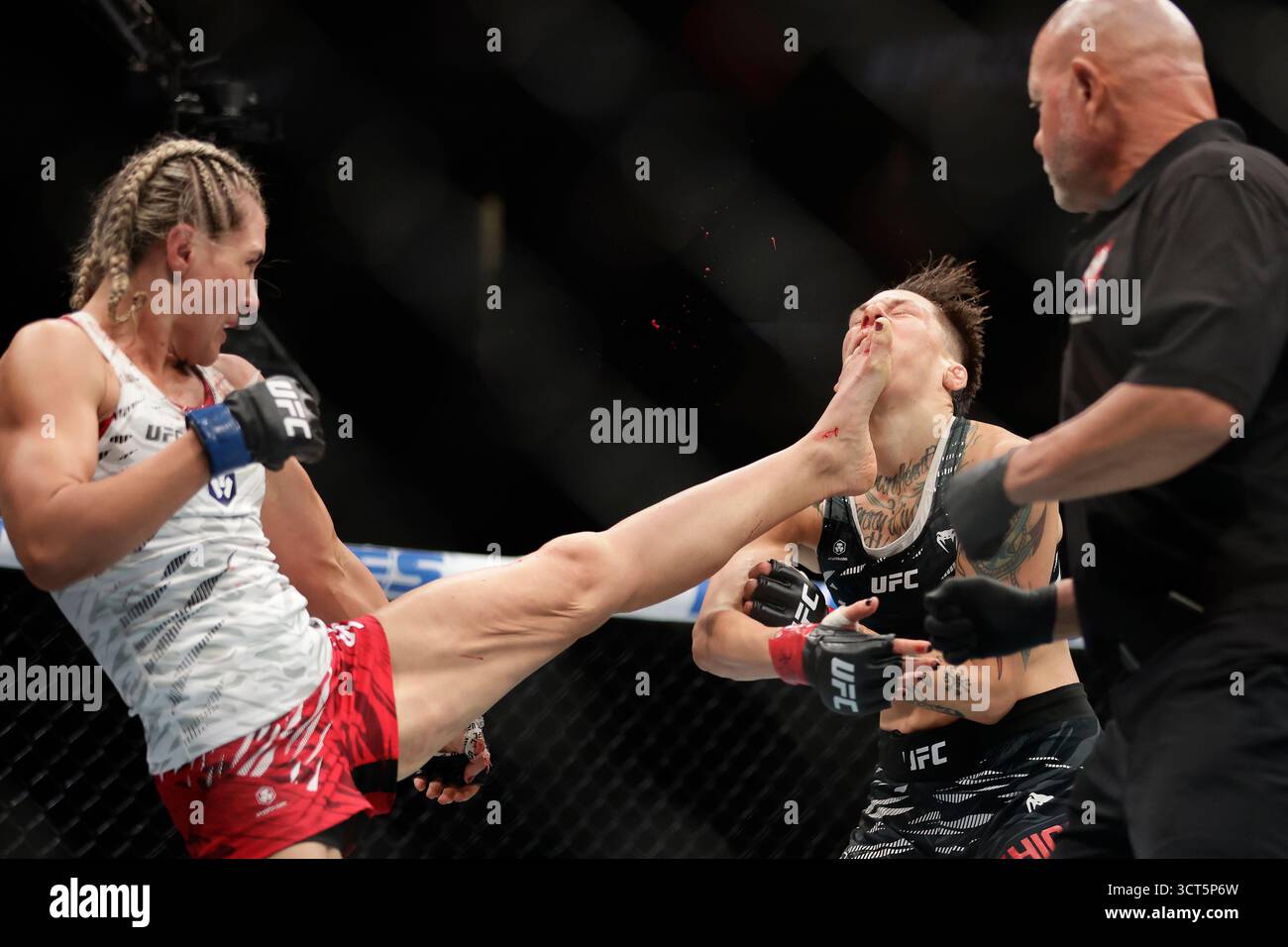 Las Vegas, USA. Oktober 2025. LAS VEGAS, NEVADA – 04. OKTOBER: Macy Chiasson und Yana Santos kämpfen am 4. Oktober 2025 in der T-Mobile Arena in Las Vegas. (Foto: Alejandro Salazar/PXImages) Credit: PX Images/Alamy Live News Stockfoto