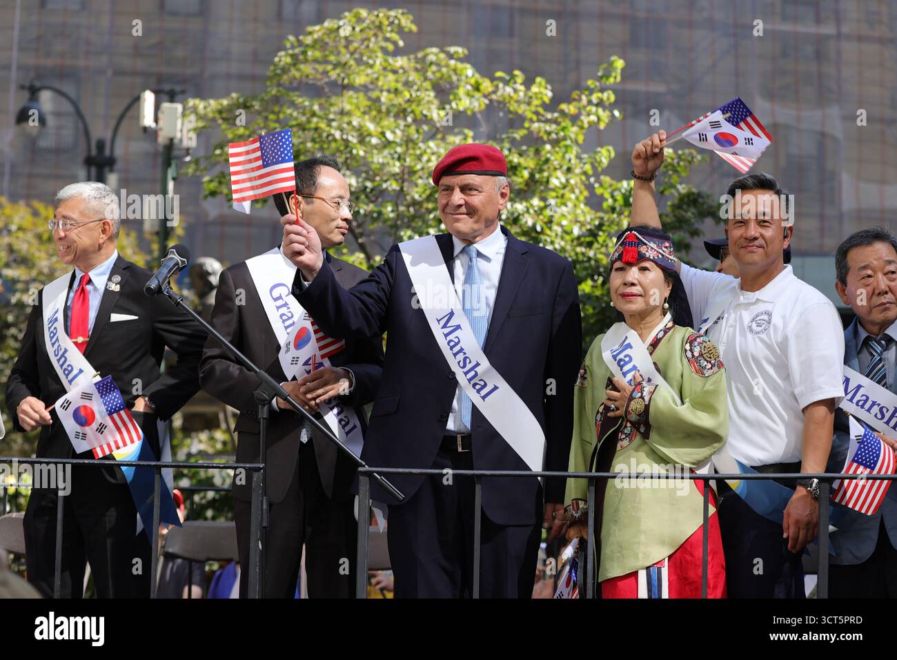 NEW YORK, NEW YORK – 05. OKTOBER: Curtis Sliwa marschiert zusammen mit den Führern der koreanischen Gemeinde während des jährlichen Korean Parade & Festival in Midtown Manhattan. Die farbenfrohe Feier begann an der 38th Street und 6th Avenue und ging weiter südlich entlang der Avenue of the Americas bis zur 27th Street, wo die koreanische Kultur, das Erbe und die Einheit im Herzen Koreatown gezeigt wurden. (Foto: Luiz Rampelotto/EuropaNewswire) Stockfoto