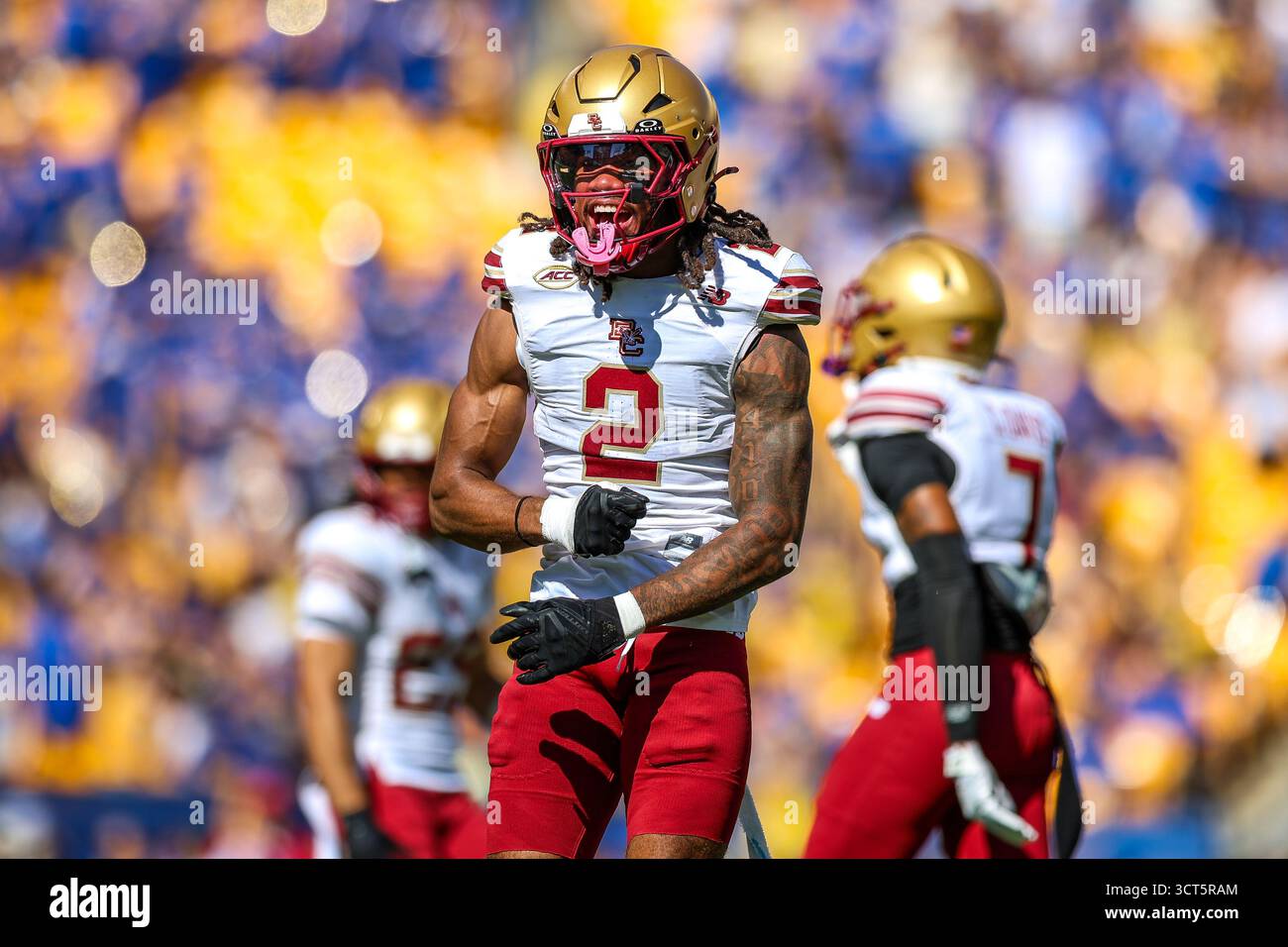 Pittsburgh, Pennsylvania, USA. Oktober 2025. Boston College Eagles Defensive Back KP Price (2) feiert ein Tackle während des NCAA-Fußballspiels zwischen den Pitt Panthers und den Boston College Eagles im Acrisure Stadium in Pittsburgh, Pennsylvania. Brent Gudenschwager/CSM/Alamy Live News Stockfoto