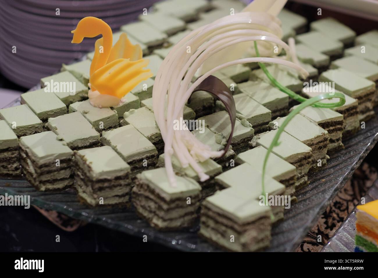 Als Snacks werden Kuchen mit süßem, kalorienreichem Sahnebelag serviert. Stockfoto