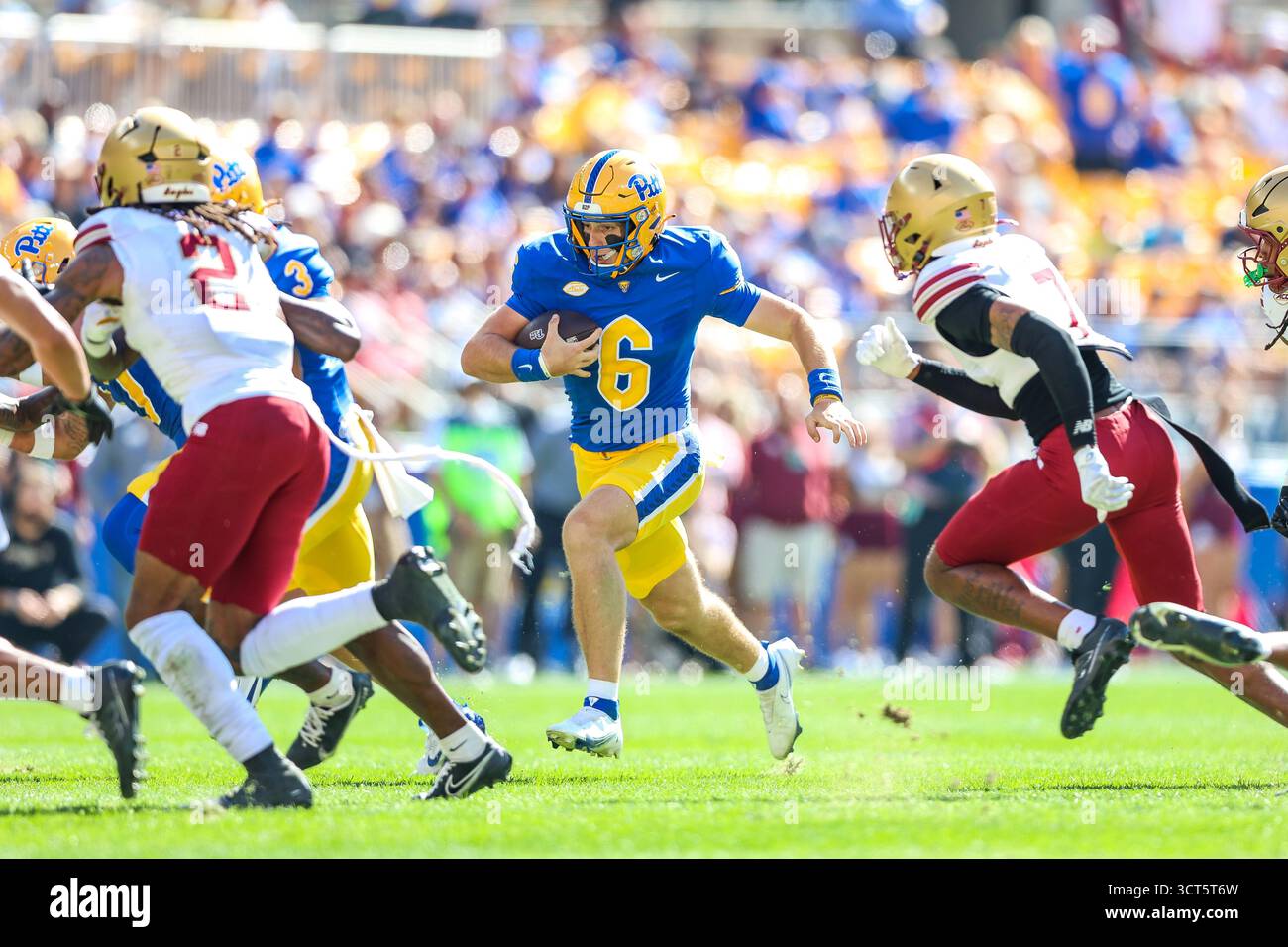 Pittsburgh, USA. Oktober 2025. 4. Oktober 2025: Pitt Panthers Quarterback Mason Heintschel (6) trägt den Ball während des NCAA-Fußballspiels zwischen den Pitt Panthers und den Boston College Eagles im Acrisure Stadium in Pittsburgh, Pennsylvania. Brent Gudenschwager/CSM/SIPA USA (Credit Image: © Brent Gudenschwager/Cal Sport Media/SIPA USA) Credit: SIPA US/Alamy Live News Stockfoto
