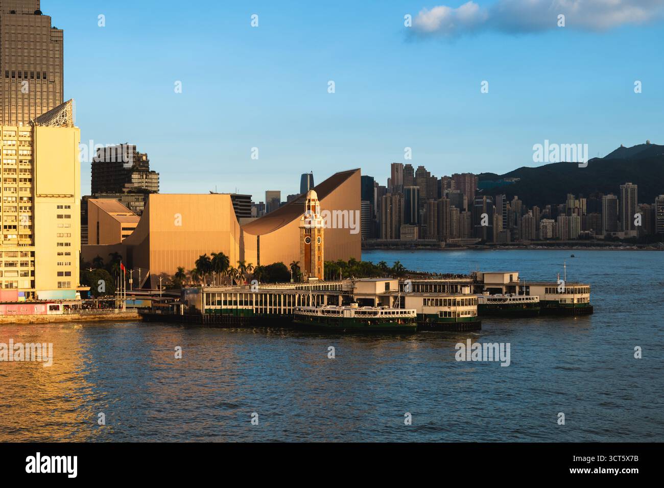 Der Uhrenturm am Südufer von Tsim Sha Tsui, Kowloon, Hongkong, China Stockfoto