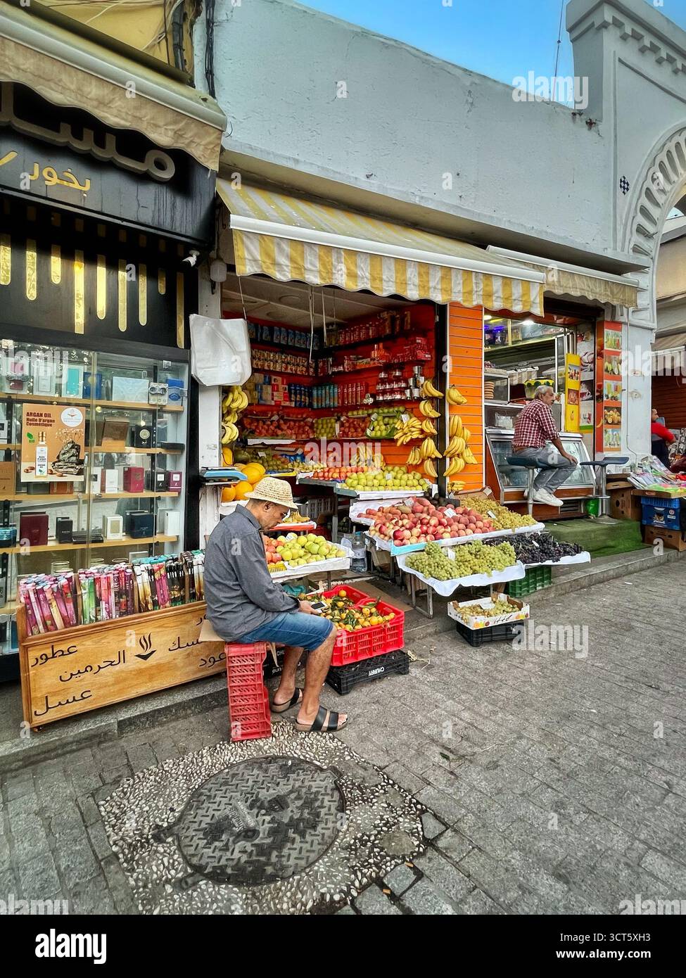 Straßenverkäufer, der traditionelle Desserts aus der Altstadt von Tanger, Marokko, verkauft. Aufgenommen Am 3. Oktober 2025. Stockfoto