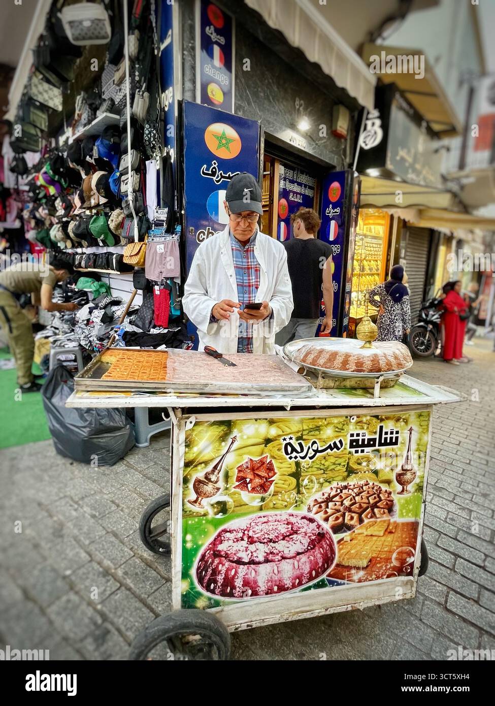 Straßenverkäufer, der traditionelle Desserts aus der Altstadt von Tanger, Marokko, verkauft. Aufgenommen Am 3. Oktober 2025. Stockfoto