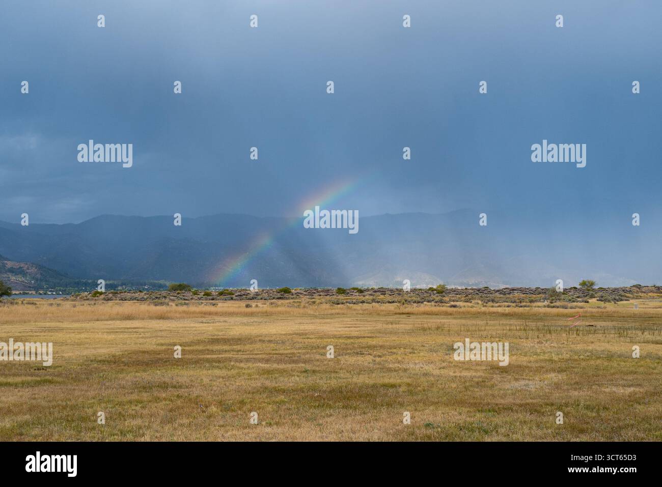 Herbstfoto von Sturmwolken und Regenbogen im Washoe Valley in Nevada, USA Stockfoto