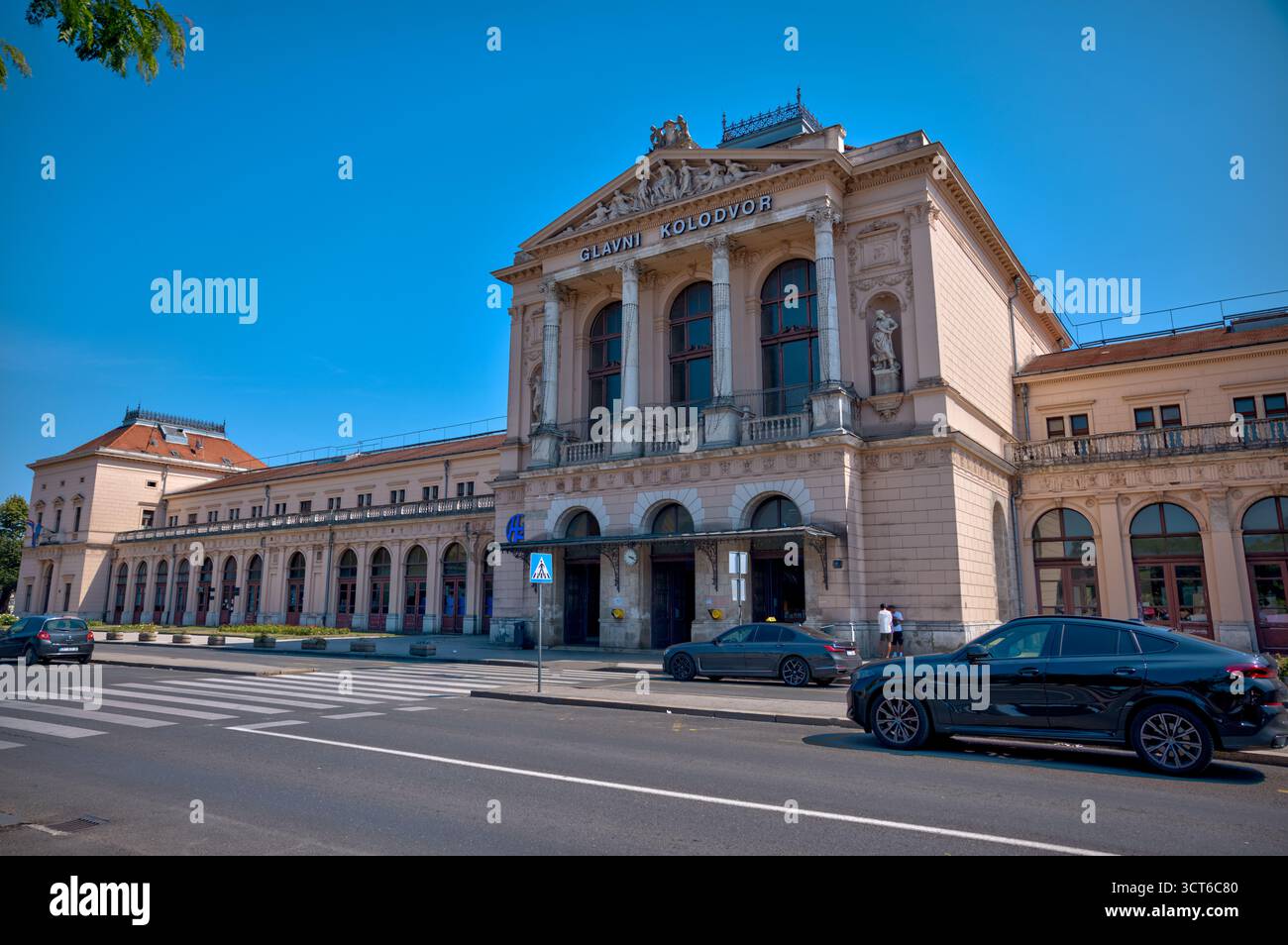 Hauptbahnhof (Glavni kolodvor) in Zagreb, ein großes neoklassizistisches Gebäude, das als zentraler Verkehrsknotenpunkt und architektonisches Wahrzeichen der Stadt dient Stockfoto