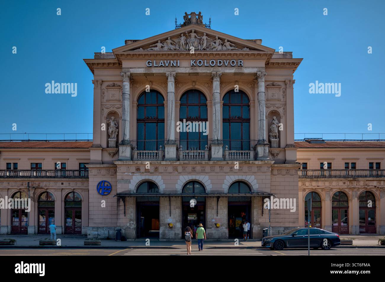 Hauptbahnhof (Glavni kolodvor) in Zagreb, ein großes neoklassizistisches Gebäude, das als zentraler Verkehrsknotenpunkt und architektonisches Wahrzeichen der Stadt dient Stockfoto
