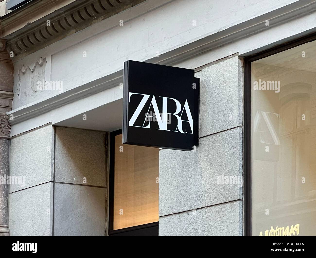 Stockholm, Schweden - 21. März 2025: Schilder am Storefront von Zara. Zara ist ein internationales Modeunternehmen. - Smartphone-aufgenommenes Stockfoto