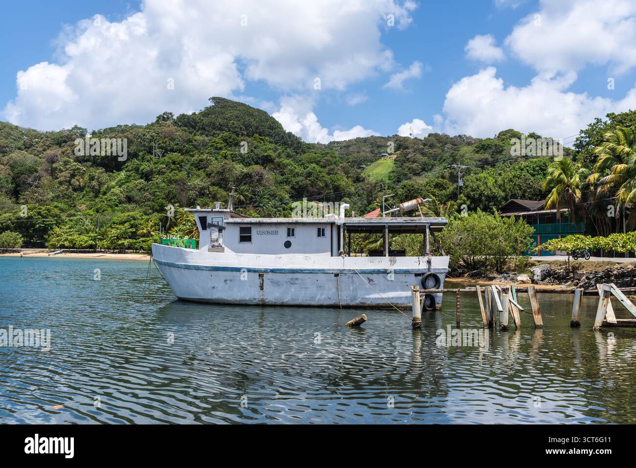 Isla de Roatan, Honduras - 16. April 2024: Ein kleines Schiff liegt auf der Insel Roatan, Honduras. Stockfoto