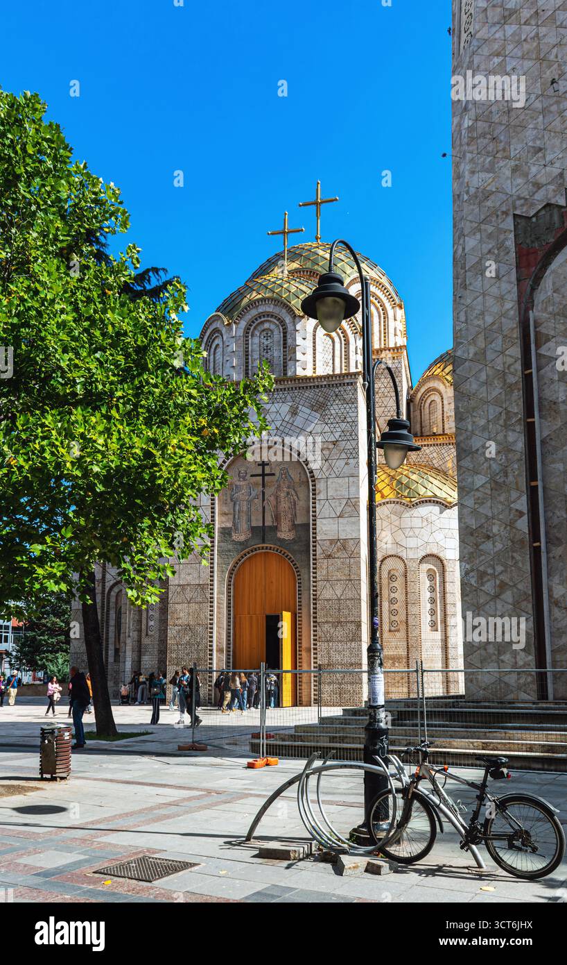 Äußere der neu geweihten Kirche „St. Konstantin und Helena“, Skopje, Mazedonien. Stockfoto