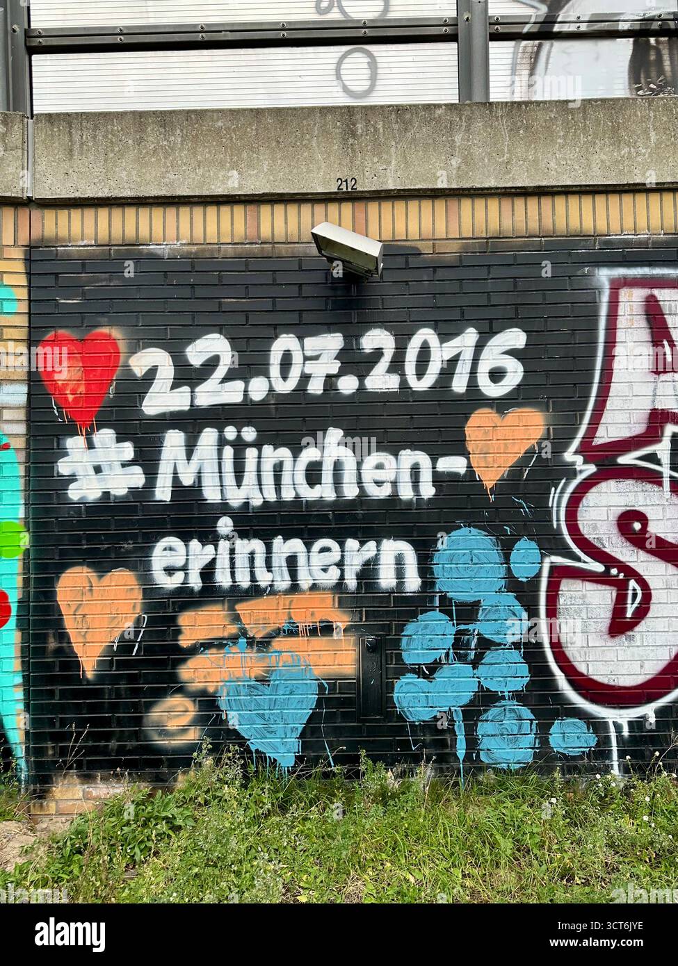 Ein Graffiti in Berlin zum Gedenken an den Rassisten motivierte die Münchner Schießerei 2016 - Smartphone-aufgenommenes Stockfoto