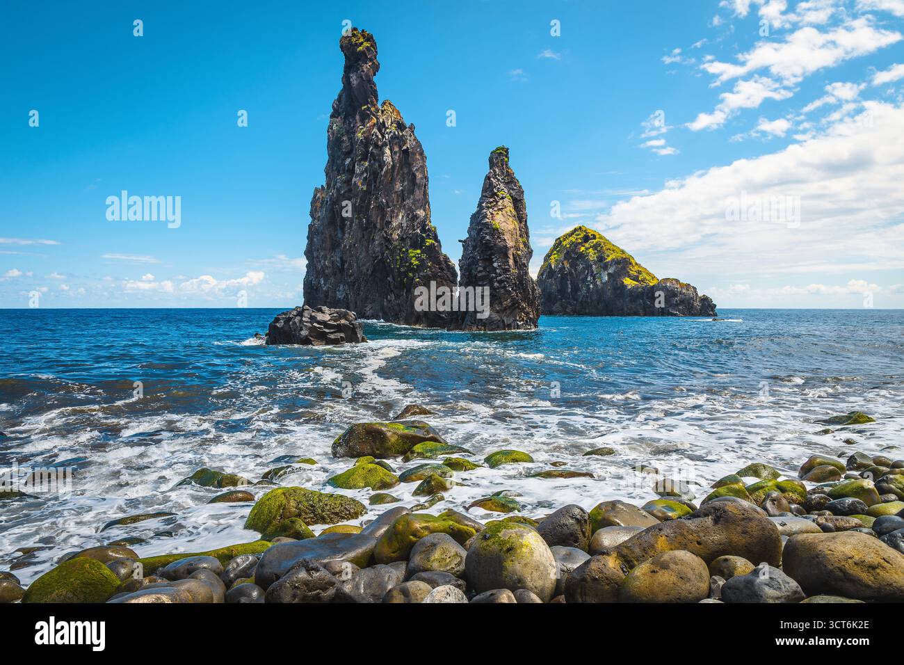 Fantastische Landschaft mit hohen Klippen im Atlantischen Ozean und fantastischen grünen moosigen Steinen an der Küste, Madeira Island, Portugal, Europa Stockfoto