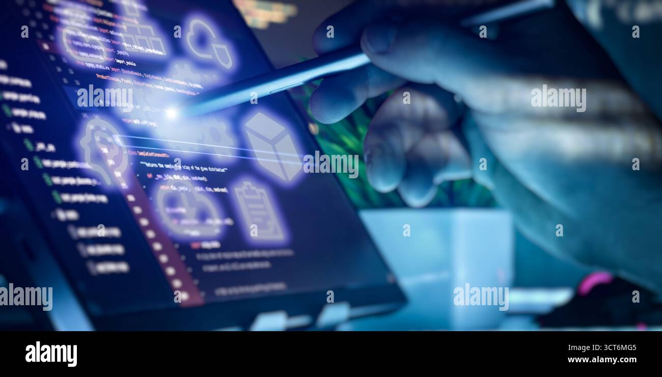 Hand mit Eingabestift-Punkten am Quellcode auf dem Bildschirm, überlagert mit leuchtenden Symbolen für Cloud-Computing, DevOps und Software-Tools. Stockfoto