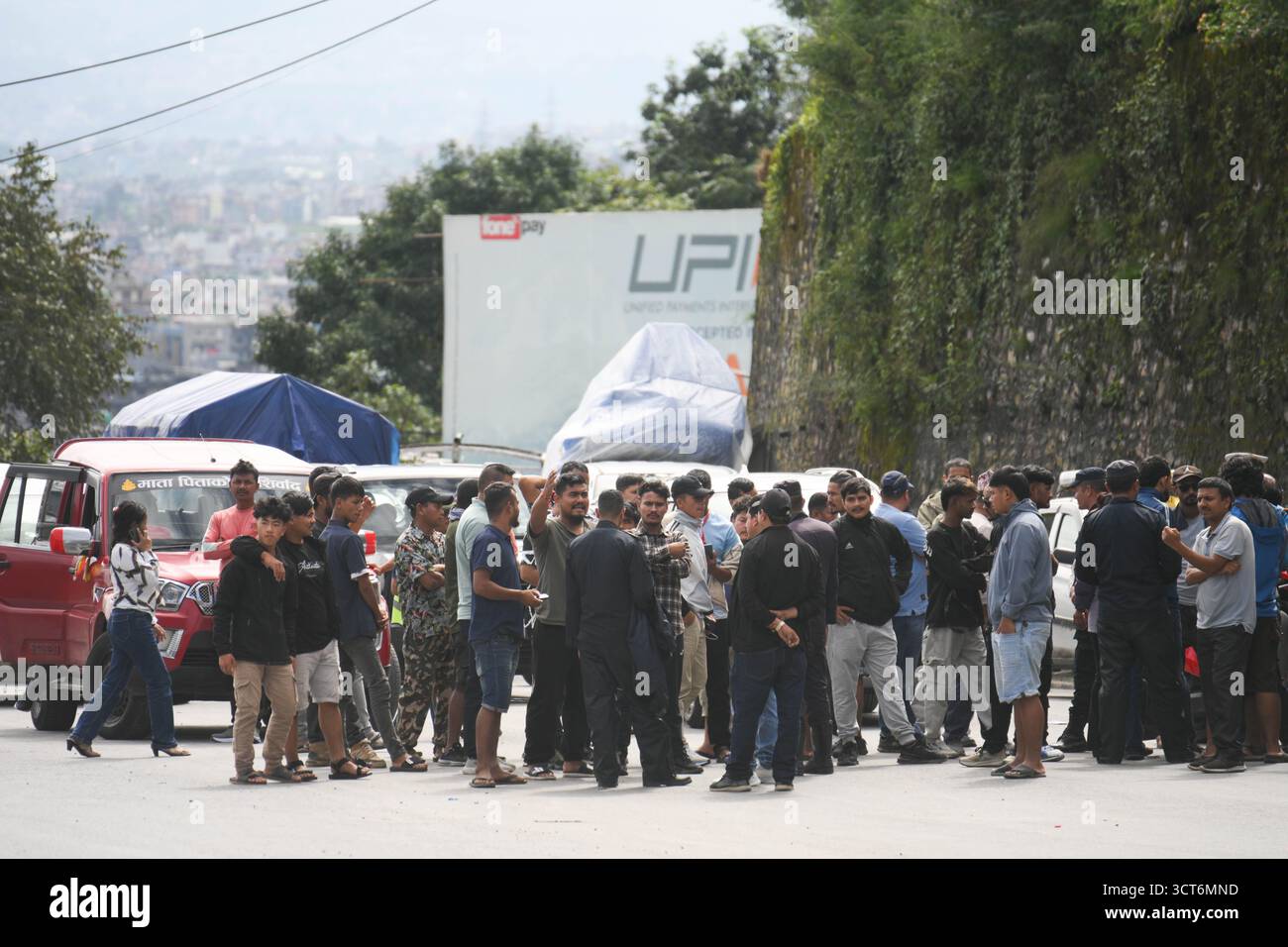 Kathmandu, Nepal. Oktober 2025. Passagiere werden am 5. Oktober 2025 an der Kontrollstelle Nagdhunga, einem der Hauptausgangsstellen von Kathmandu, festgestrandet, nachdem anhaltende Regenfälle Überschwemmungen und Erdrutsche ausgelöst hatten, die wichtige Autobahnen blockierten und Transportwege im ganzen Land störten. Trotz der Rückkehr des klaren Himmels in das Tal bleibt die Bewegung beschränkt, da die Behörden nach der Katastrophe daran arbeiten, Straßen wieder zu öffnen und den Verkehrsfluss zu steuern. Credit: Safal Prakash Shrestha/Alamy Live News Credit: Safal Prakash Shrestha/Alamy Live News Stockfoto