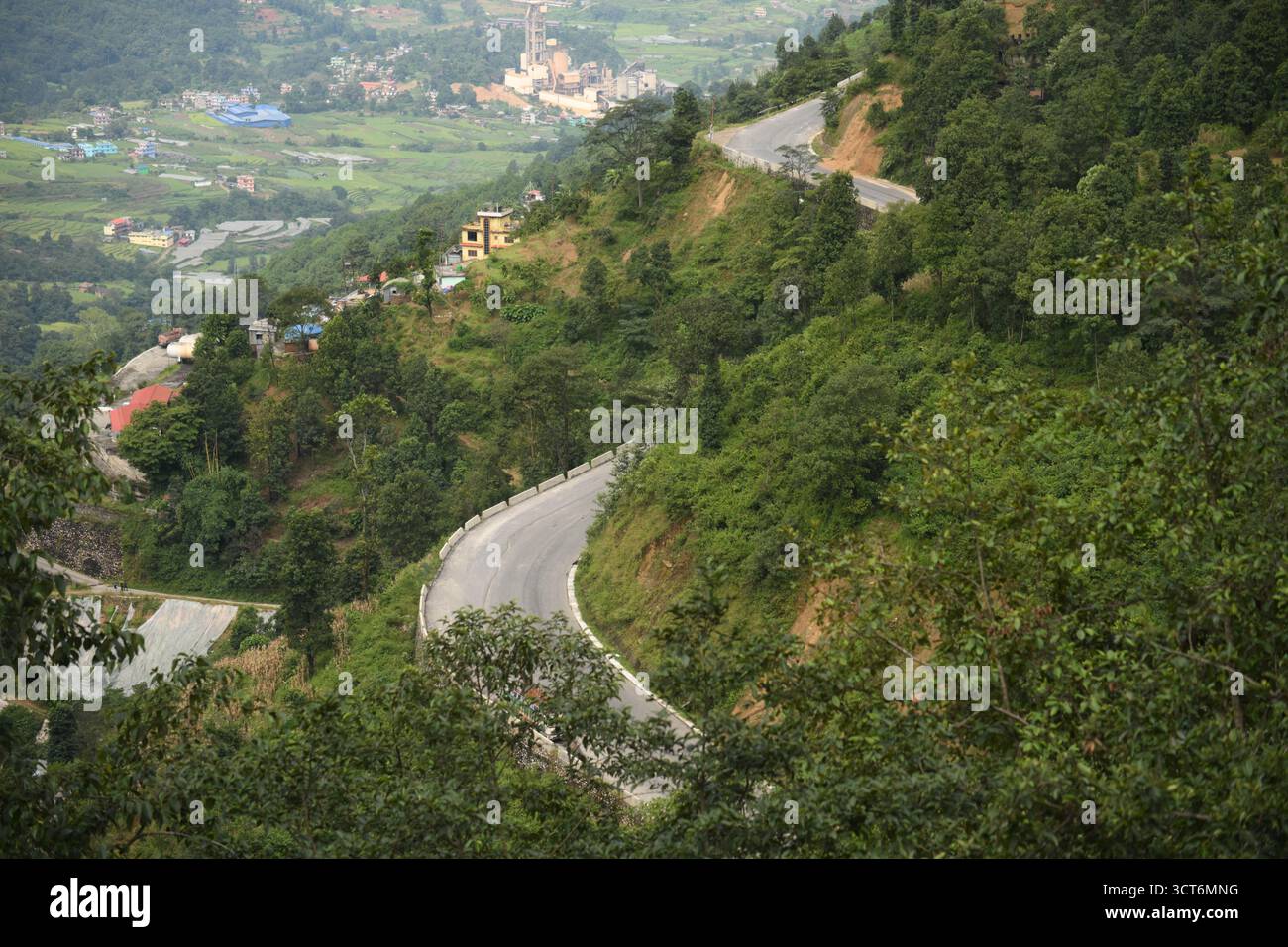 Kathmandu, Nepal. Oktober 2025. Der Kontrollposten Nagdhunga, einer der Hauptausgänge von Kathmandu, scheint verlassen zu sein, nachdem die ständigen Regenfälle am 5. Oktober 2025 Überschwemmungen und Erdrutsche ausgelöst hatten, die wichtige Autobahnen blockierten und die Verkehrsbewegung stoppten. Das normalerweise stark frequentierte Gateway bleibt ruhig, da die Behörden nach der Katastrophe an der Freigabe von Routen und der Wiederherstellung der Verkehrsanbindung im ganzen Land arbeiten. Credit: Safal Prakash Shrestha/Alamy Live News Credit: Safal Prakash Shrestha/Alamy Live News Stockfoto