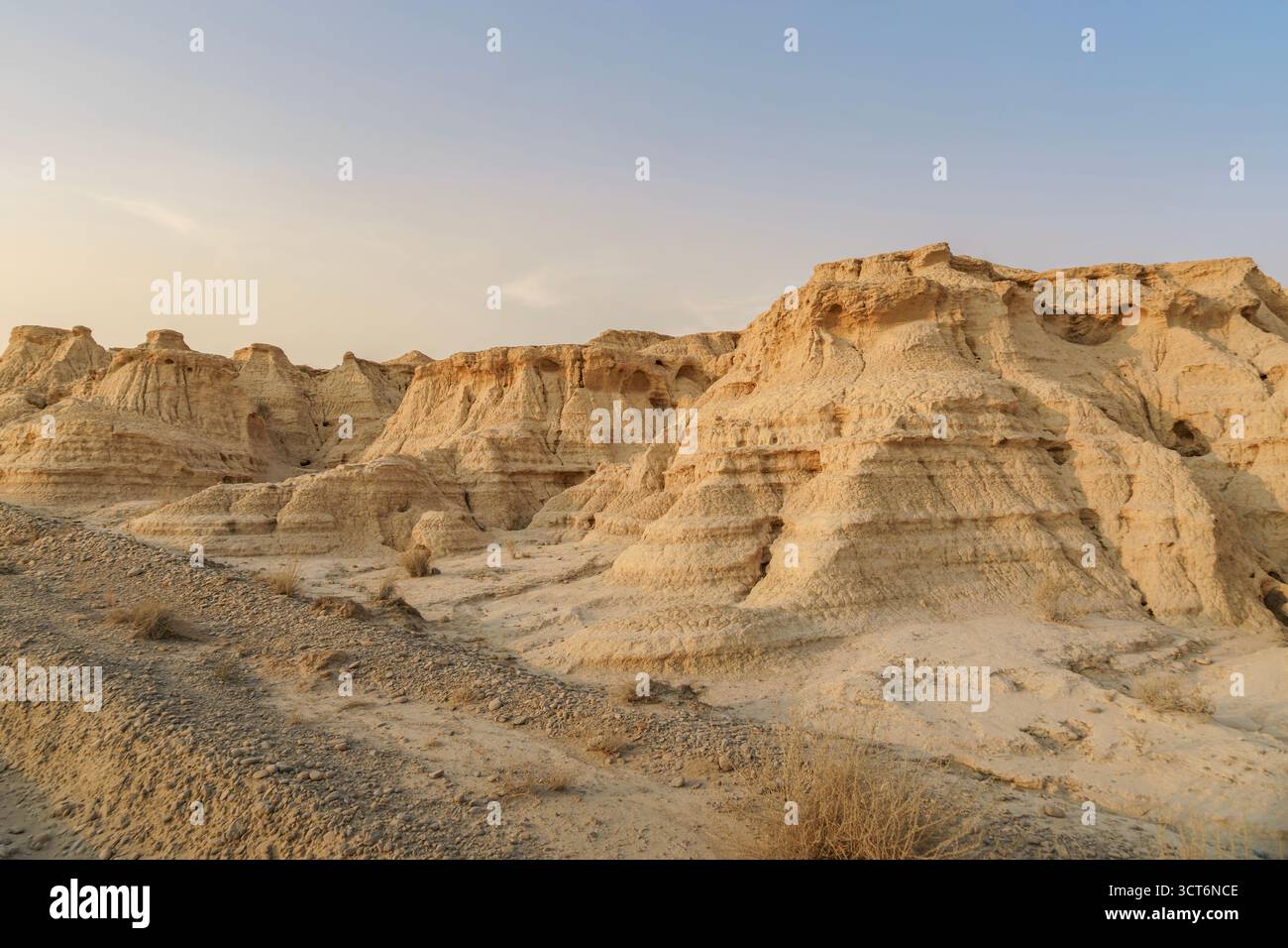 Erodierte sedimentäre Felsformationen im Bardenas Reales Naturpark, Navarra Spanien, Badlands Landschaft, Tonklippen, Wüstengebiet, Formationen, Trocken Stockfoto