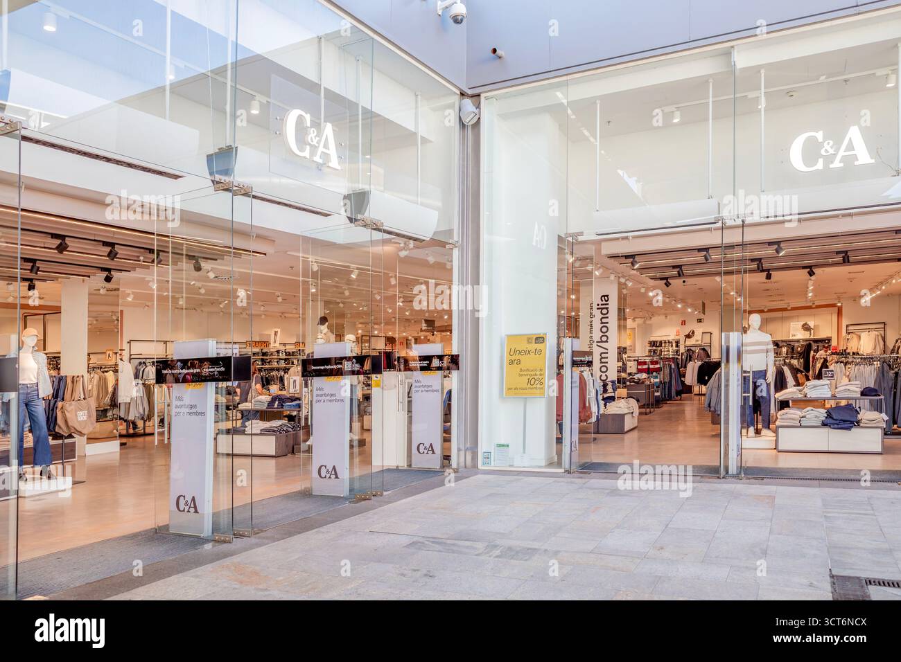 Eingang des C&A Fashion Stores in Einkaufszentrum, Einzelhandelsgeschäft, Innenraum des Bekleidungsgeschäfts, modernes Ladendesign, Fashion Retail Chain, Kommerzielle Bereiche Stockfoto