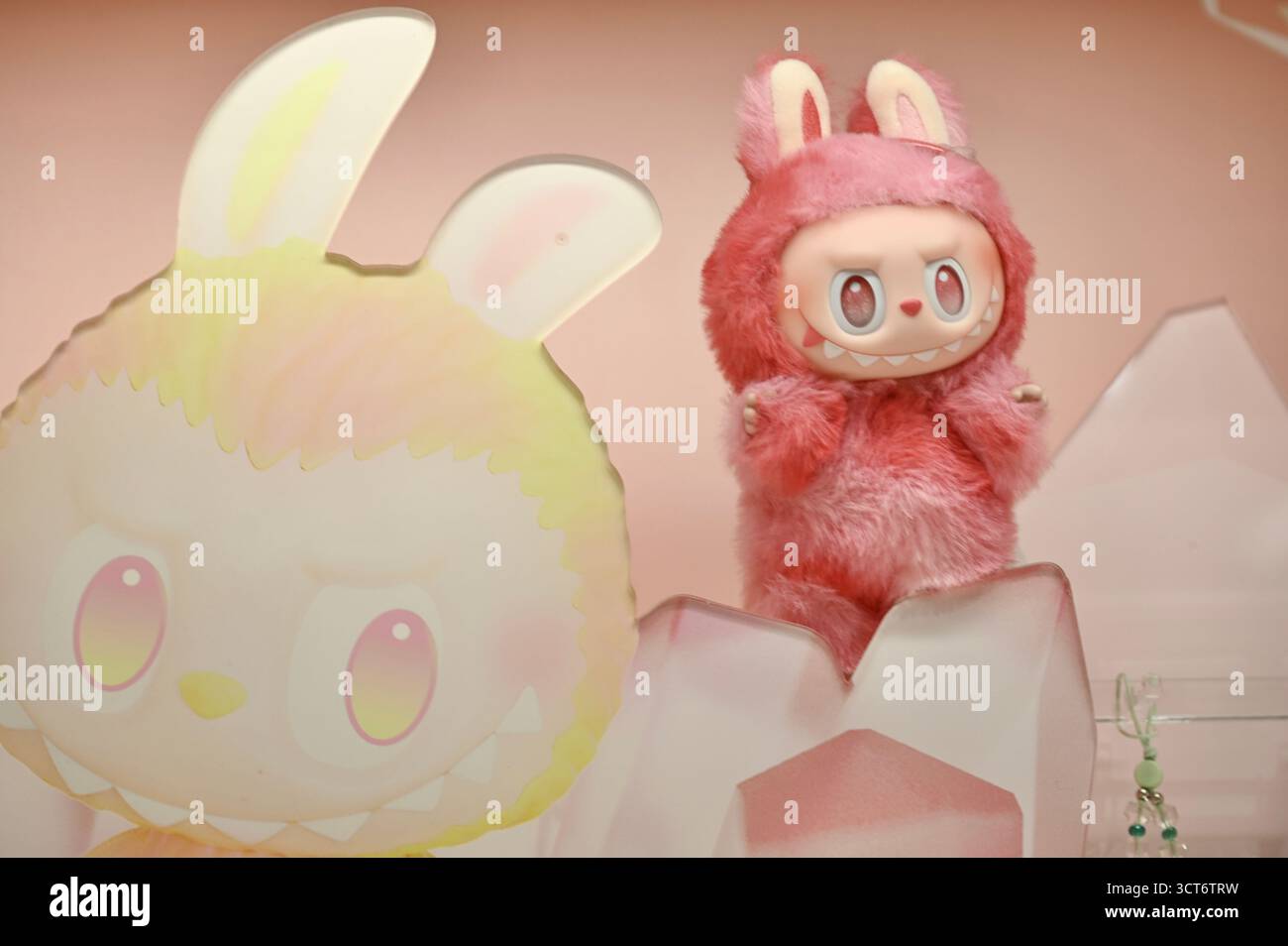 Die LABUBU Produkte im Pop Mart des Einkaufszentrums am 5. Oktober 2025 in Shenzhen China. (Foto von Kobe Li/Nexpher Images) Stockfoto