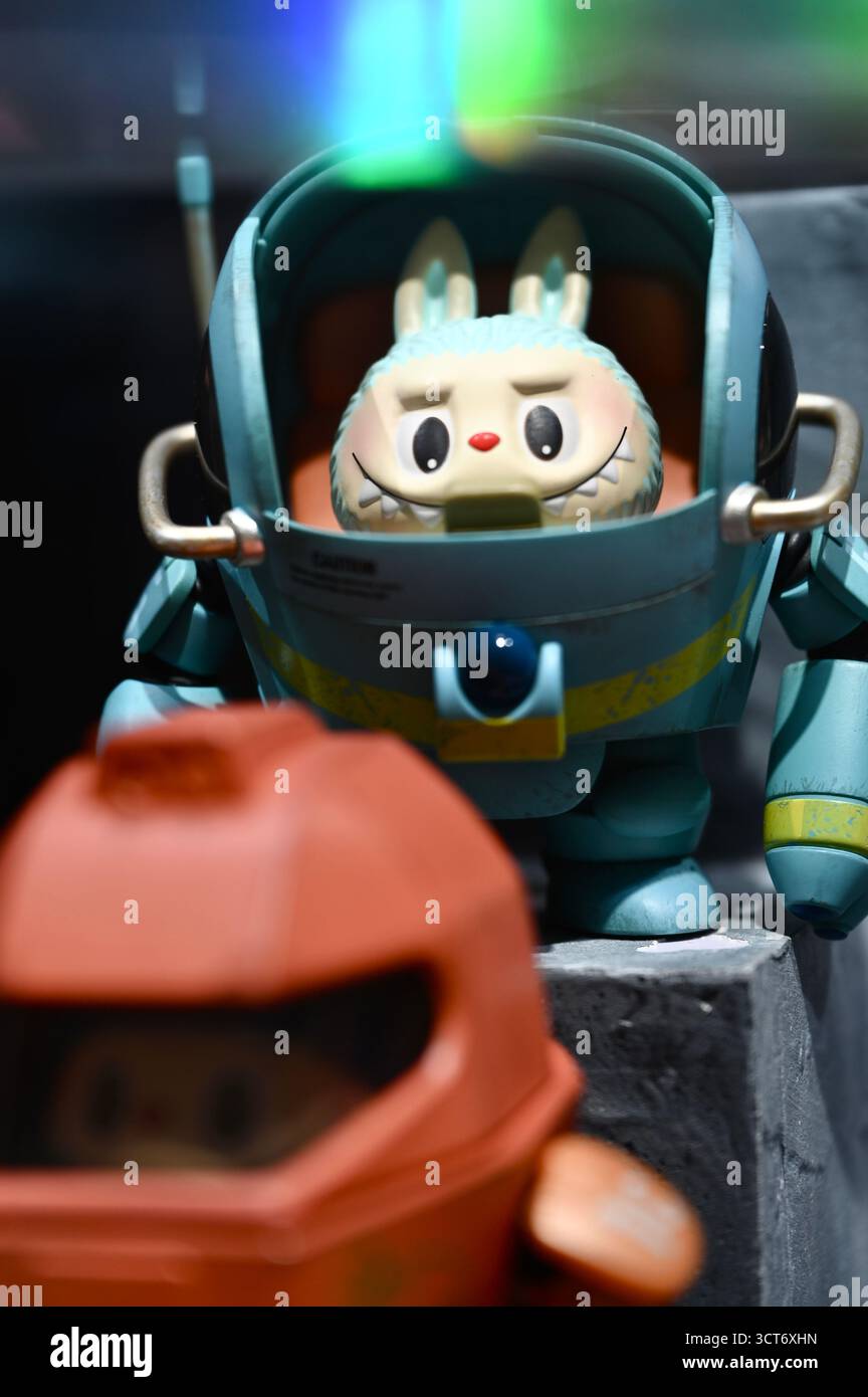 Die LABUBU Produkte im Pop Mart des Einkaufszentrums am 5. Oktober 2025 in Shenzhen China. (Foto von Kobe Li/Nexpher Images) Stockfoto