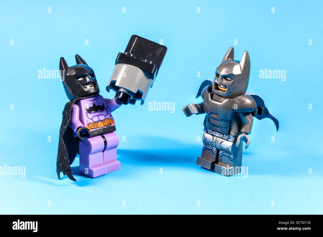 LEGO Batman vs Evil Batman mit Stuhl Stockfoto