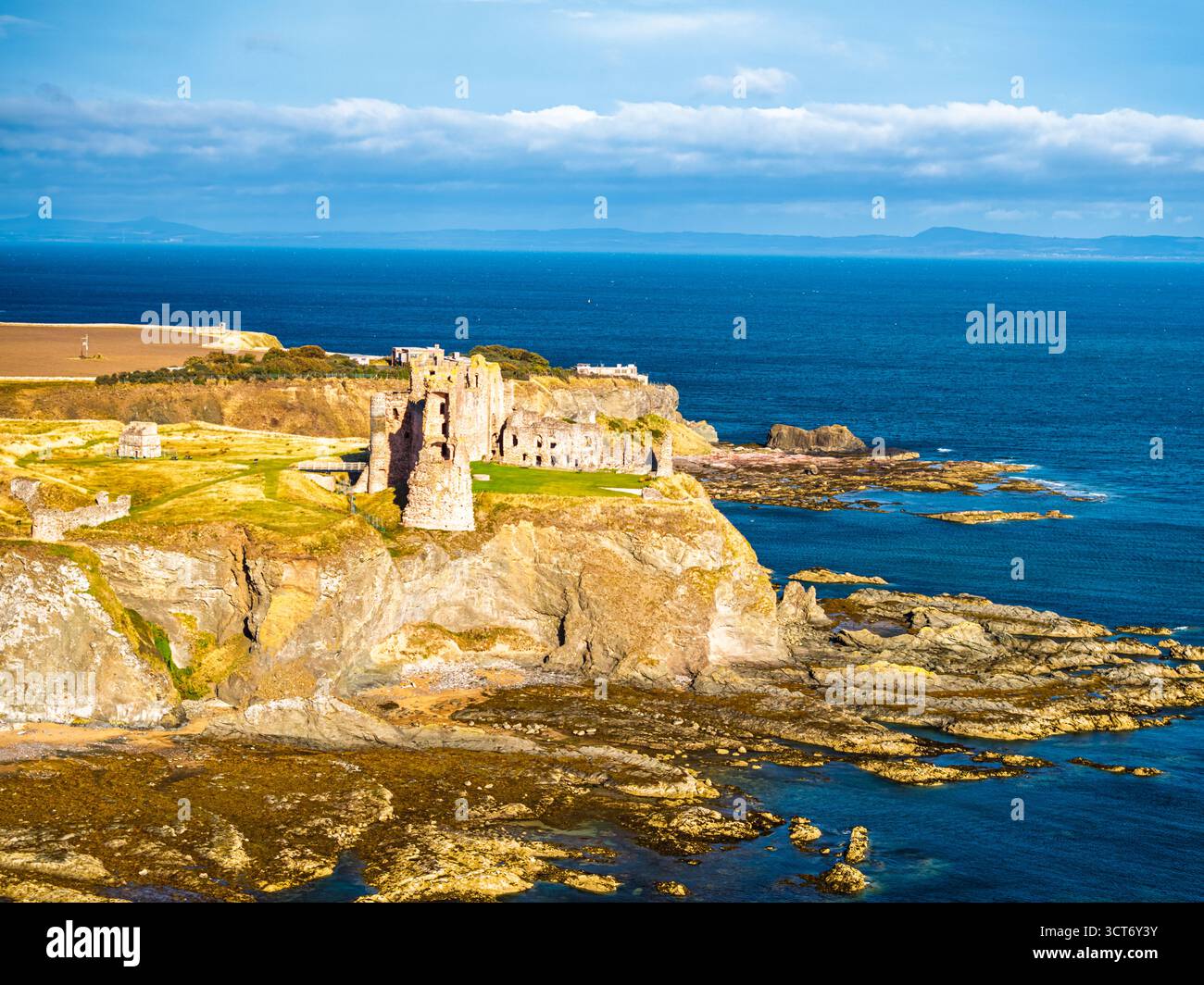 Ruinen von Tantallon Castle aus einer Drohne, North Berwick, East Lothian, Schottland, Großbritannien Stockfoto