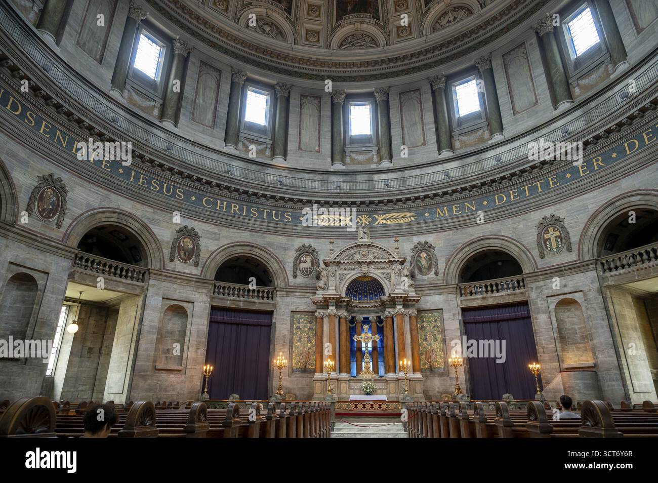 Innenraum einer Kirche mit beeindruckender Kuppeldecke und Altar, eingerahmt von Säulen und religiösen Symbolen, Frideriks Kirke, Kopenhagen, Dänemark Stockfoto