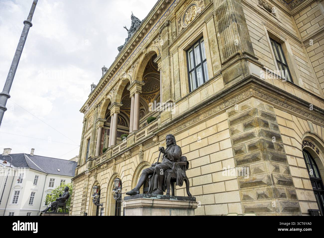 Monumentale Architektur mit einer sitzenden Statue und detaillierten Fassaden, Indre by, Royal Theatre, Indre by, Kopenhagen, Dänemark Stockfoto