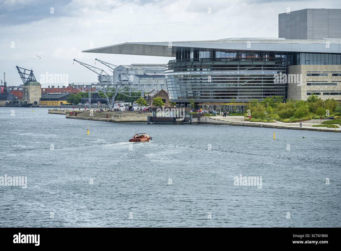 Opernhaus in Kopenhagen direkt am Wasser gelegen, kleineres Boot und Wolken am Himmel, Königliche Oper, Operaen Dansk Danseteater, Kopenhagen, Denma Stockfoto