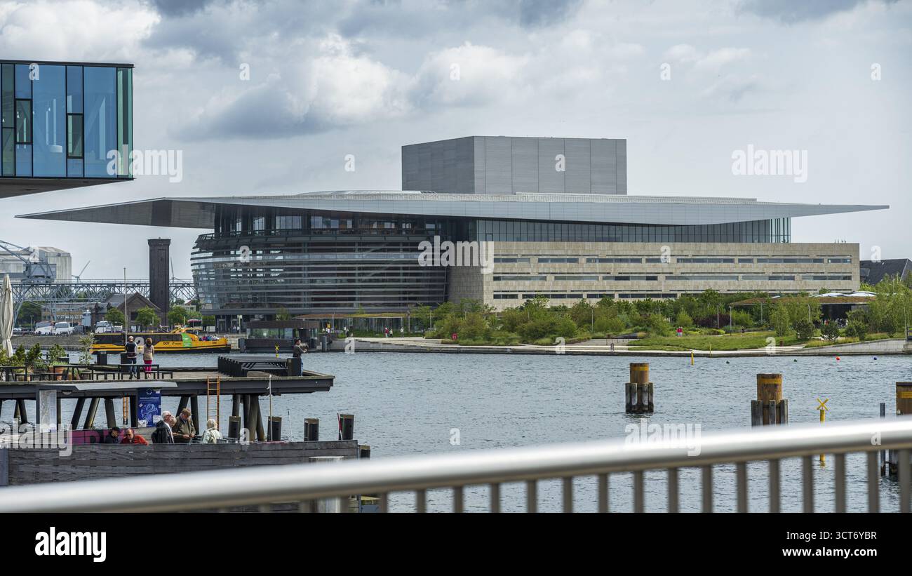 Opernhaus am Hafenrand, modernes Design und bewölkter Himmel, Royal Opera, Operaen Dansk Danseteater, Kopenhagen, Dänemark Stockfoto