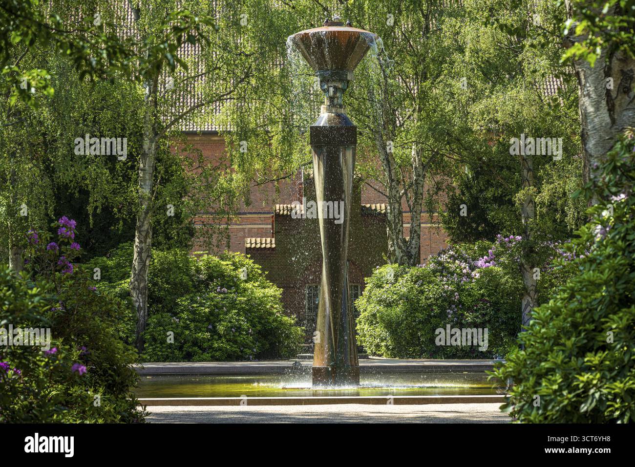 Brunnen in grüner, von Bäumen gesäumter Parklandschaft, friedliche Atmosphäre, Garten der Königlichen Bibliothek, Kopenhagen, Dänemark Stockfoto