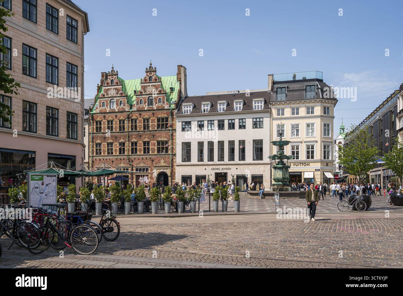 Stadtplatz mit Fahrrädern und Brunnen im Zentrum, Kopenhagen, Dänemark Stockfoto