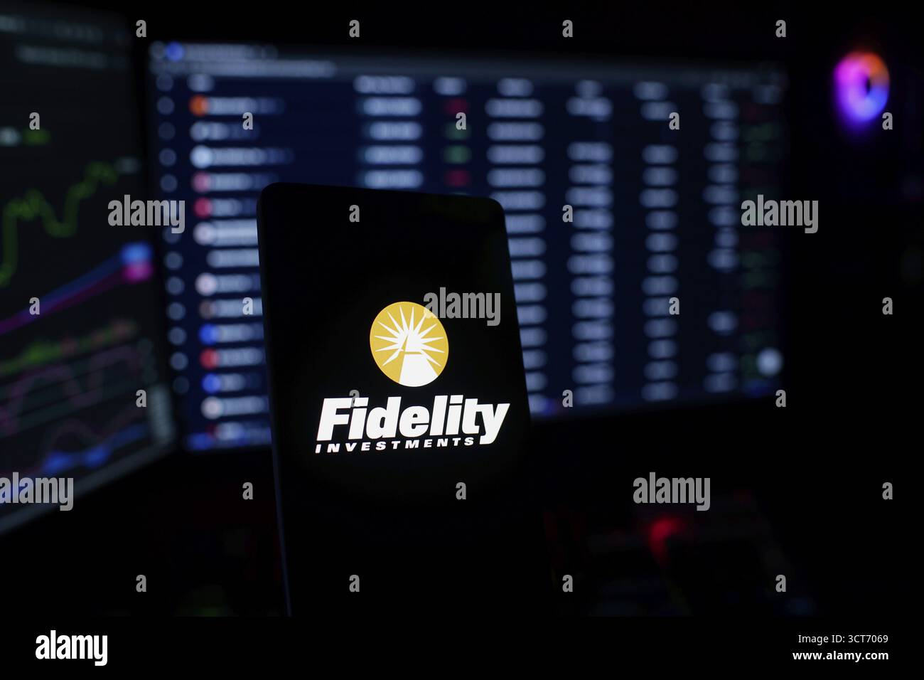 Dunkles Bild mit Fidelity Investments Logo und digitalen Finanzelementen im Hintergrund Stockfoto